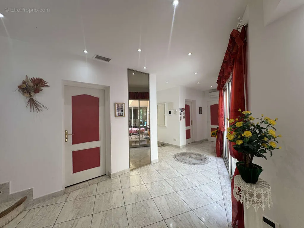 Entrée - Villa avec Piscine dans un Secteur Calme à La Grande-Motte