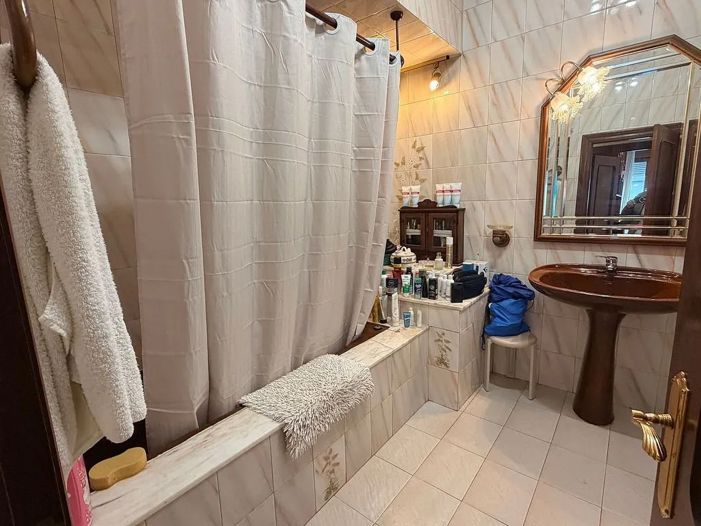 Bagni - Spacious Apartment with Dual Entrances in Mieres