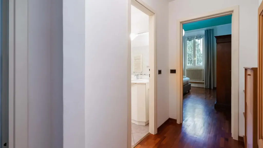 Esik - Arty Apartment with Balcony in Florence