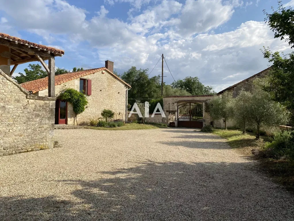 Aed - Charming Property with Pool between Civray and Ruffec