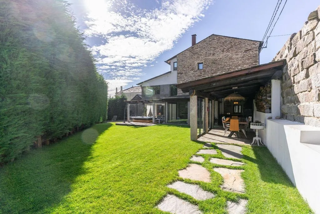 Jardin - Restored Chalet with River Walk Access in Lugo