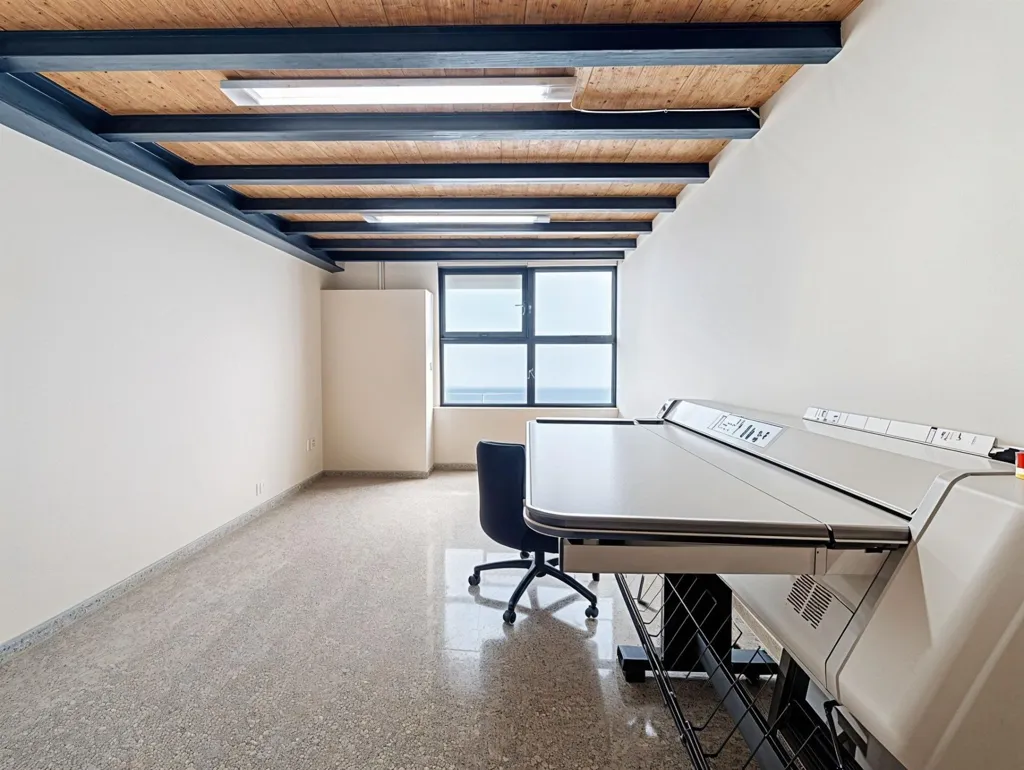 Kabinet - Commercial Space with High Ceilings in Burjassot