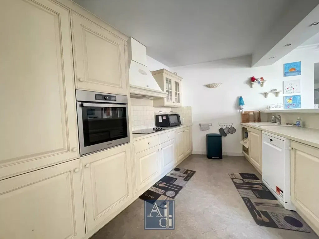 Köök - Spacious 6-Piece Apartment in Cannes