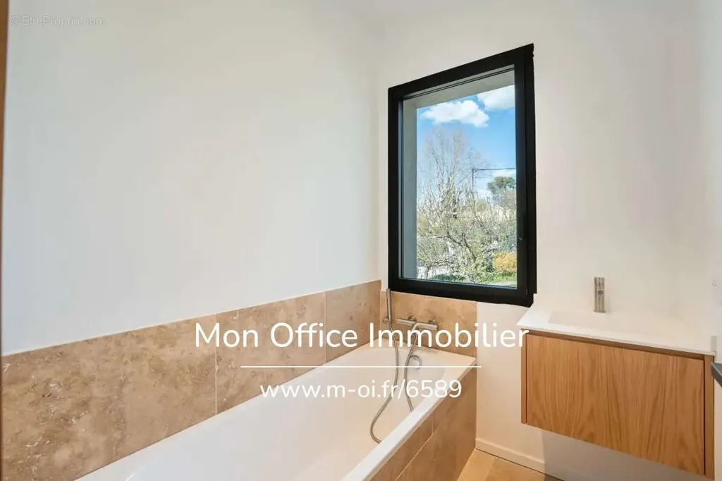 Salles de bain - Maison Rénovée avec Piscine à Aix-en-Provence