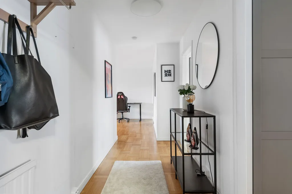 Entrée - Two-Bedroom Apartment with South-Facing Balcony in Teg