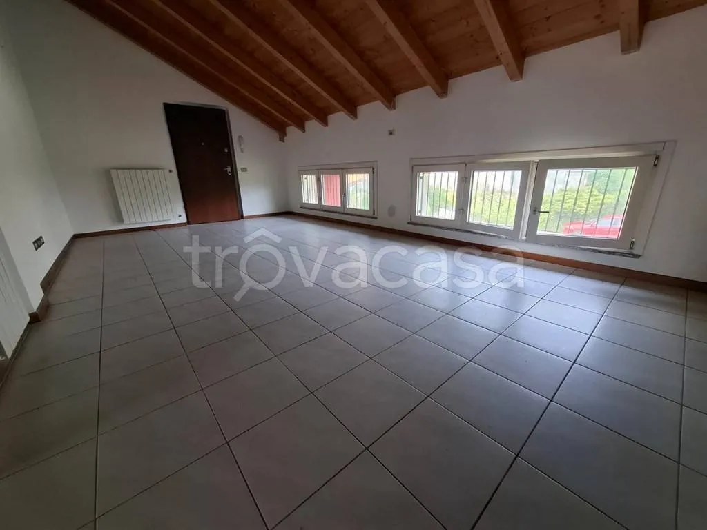 Pièces - Mansarded Apartment with Parking in Civate