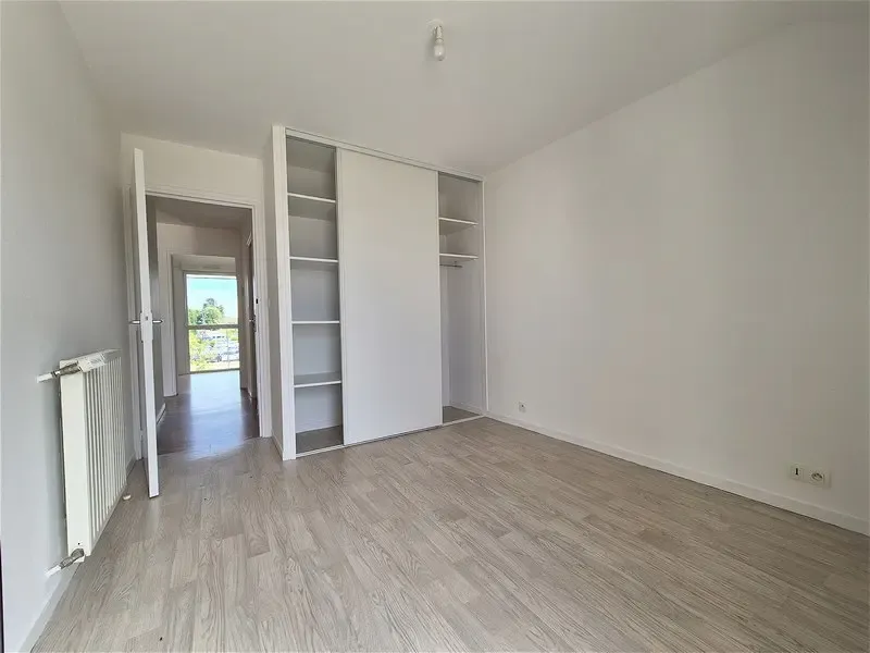 Rooms - 3-Bed Apartment with Balcony in Sainte-Anne-d'Auray