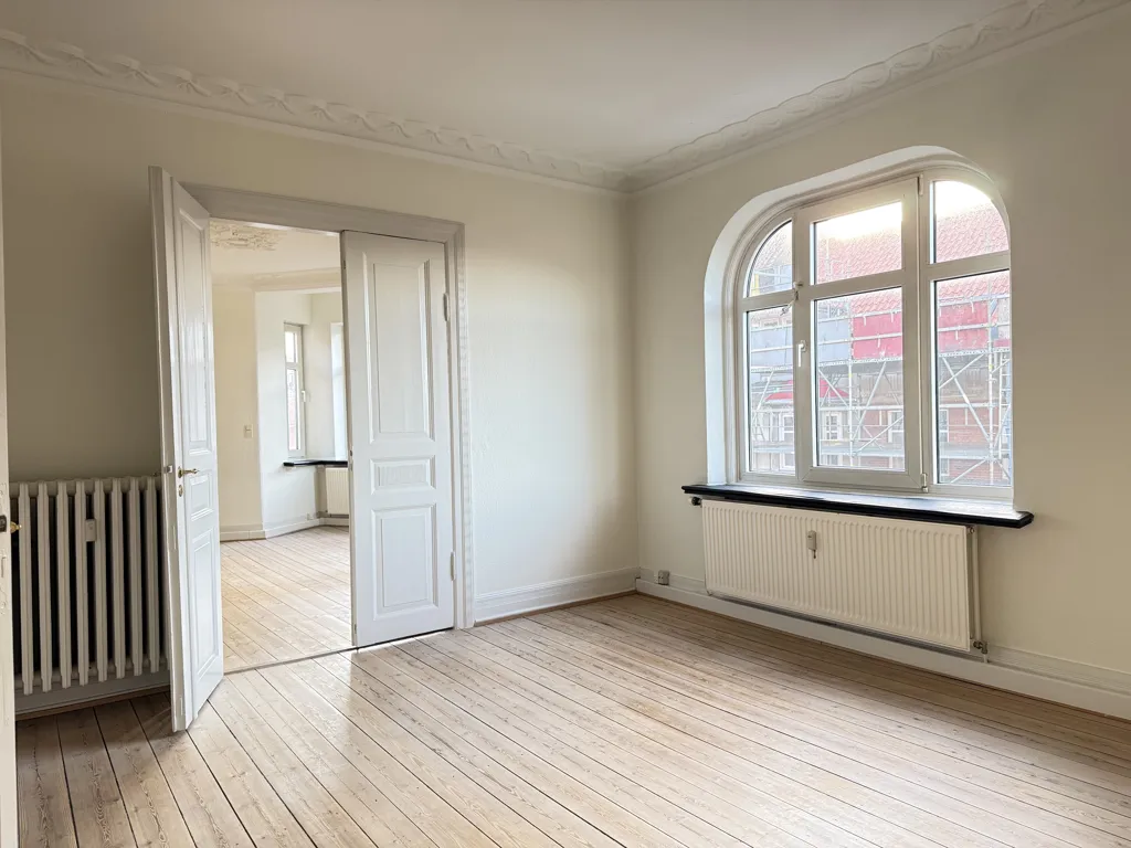 Toad - 5-Room Apartment with Stucco and Balconies in Central Location
