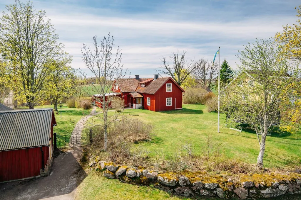 Extérieur - Charming Red Villa with Countryside View in Jula