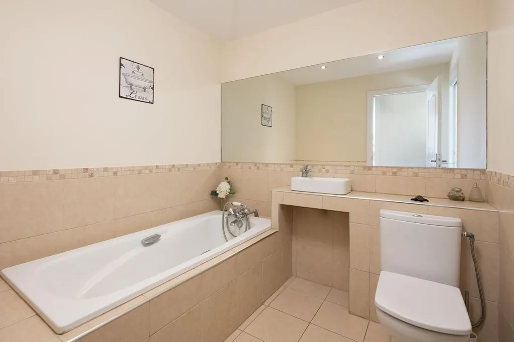 Salles de bain - Detached Villa with Private Pool in Río Real, Marbella