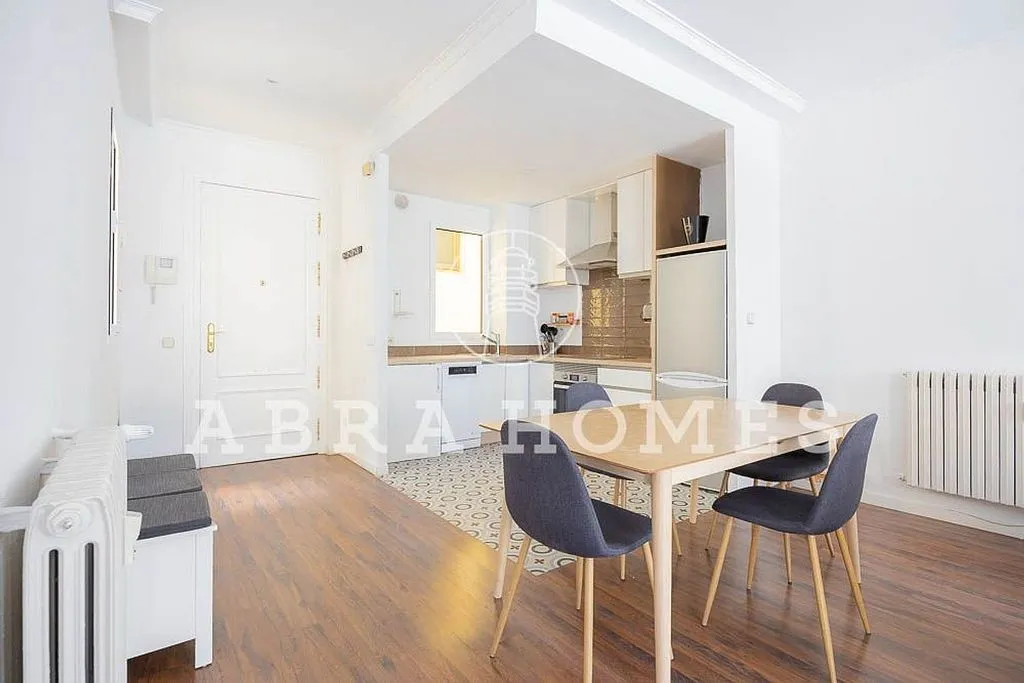 Söögituba - Ample Light Flat with Balcony in Recoletos