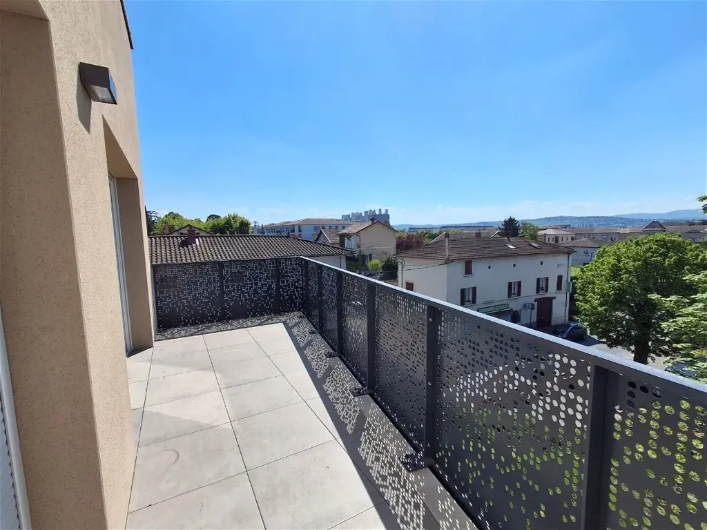 Rõdu - 3-Bed Apartment with Balcony in Jassans-Riottier