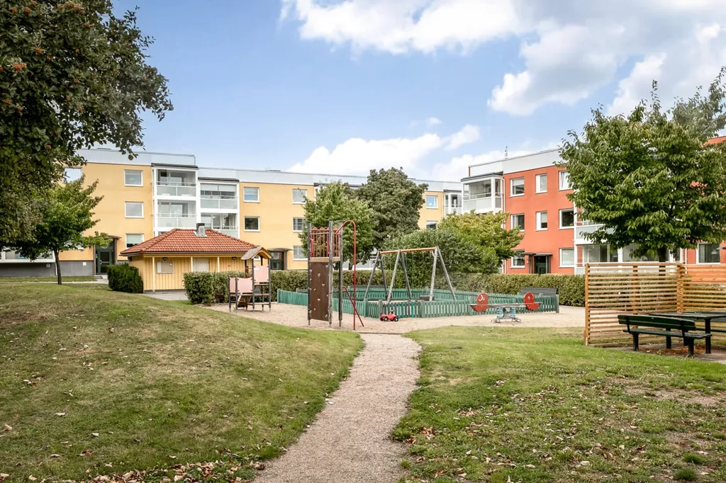 Jardin - 3.5-Bedroom Flat with Glazed Balcony in Täby