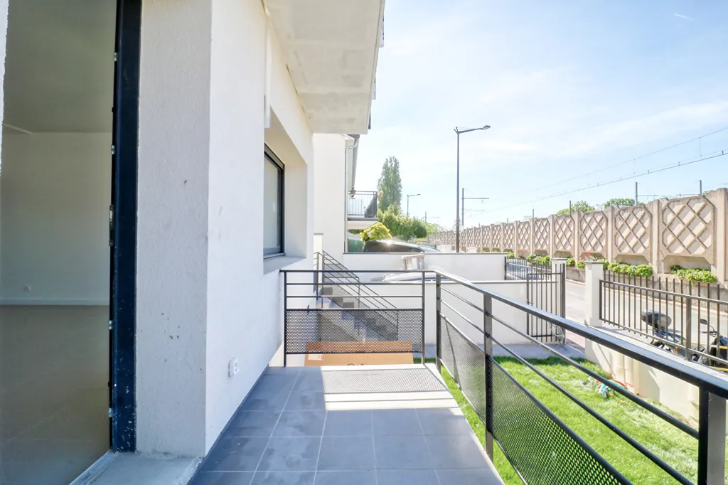 Balcony - Family Home with Balcony in Antony