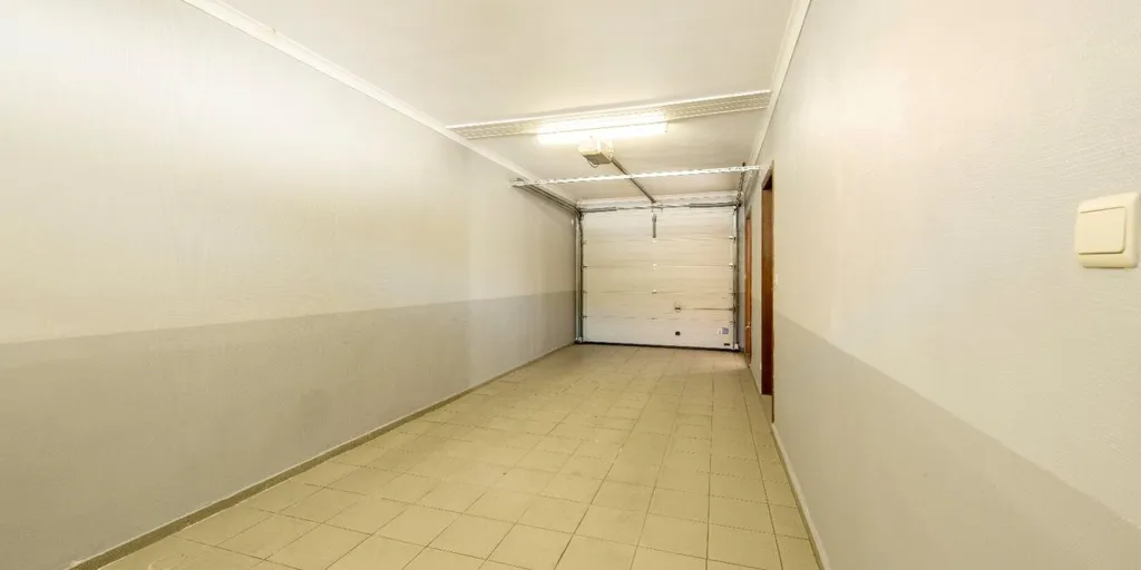 Esik - Central Townhouse with Loft in Roeselare