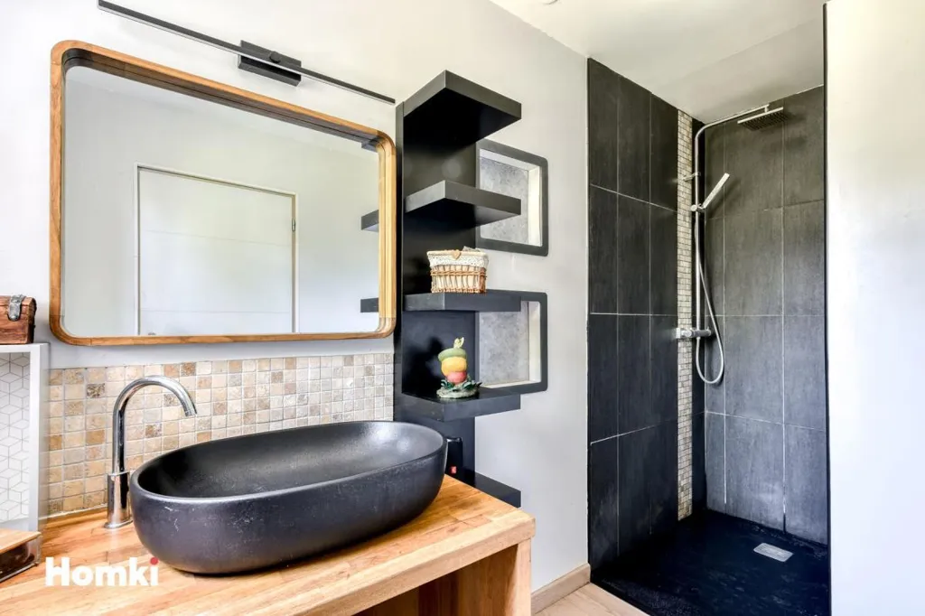 Salles de bain - Maison Plain-Pied avec Jardin à Quarante