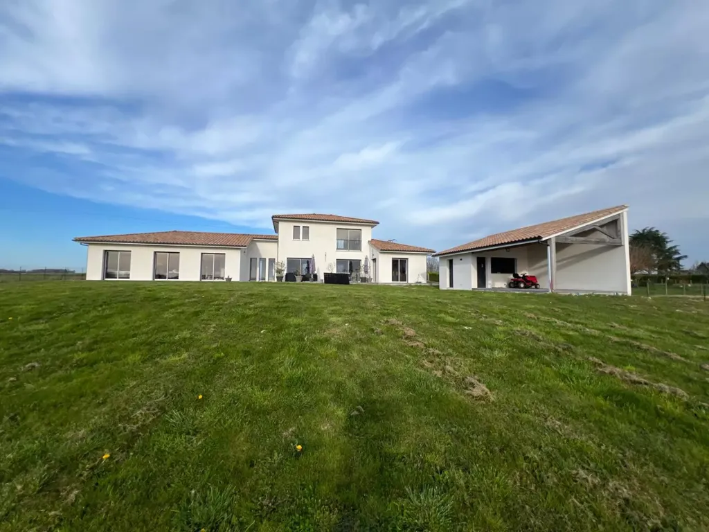 Extérieur - Maison Contemporaine avec Prestations Haut de Gamme à Proximité des Commodités