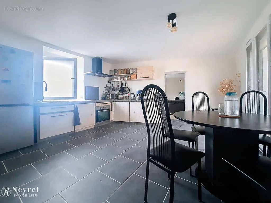 Cuisine - Maison de Ville avec Cour Privative à Communay