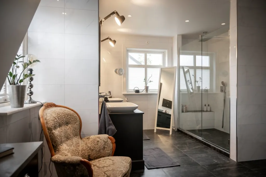 Salles de bain - 1920s Villa with Spa in Sardellen