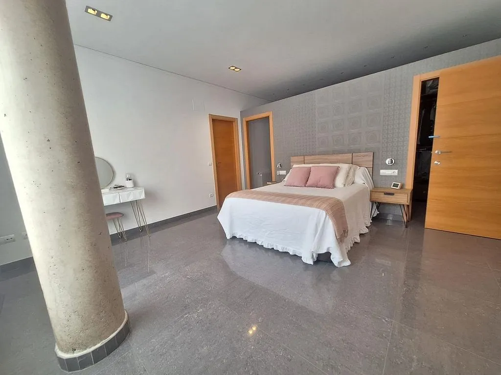 Magamistoad - Spacious Corner House with Terraces in Alginet