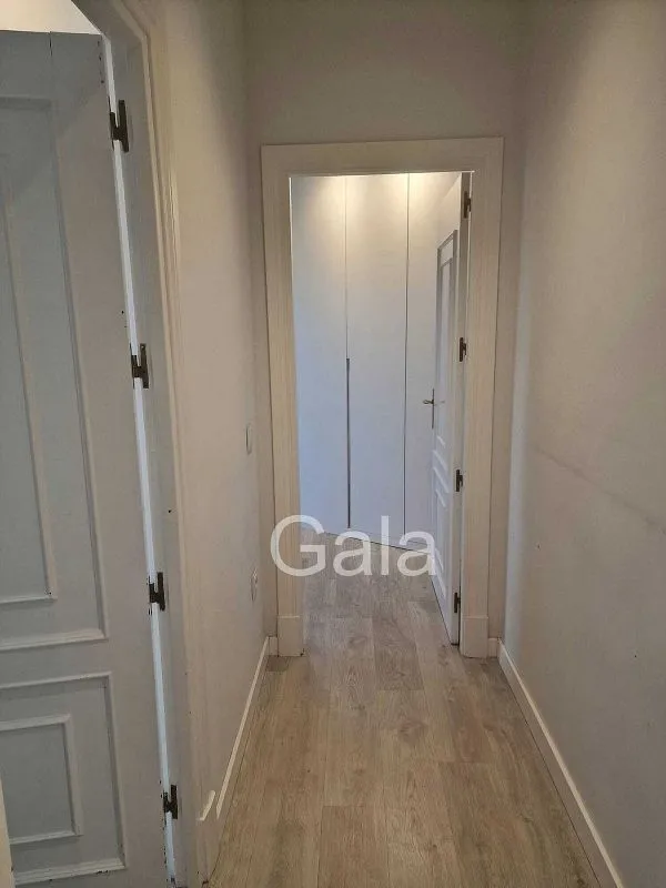 Esik - Modernised Flat with South Light in Trafalgar