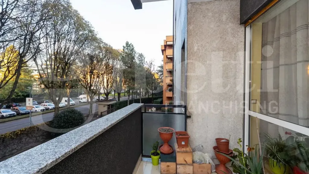 Balcon - Rear-Facing Apartment with Balcony in Monza