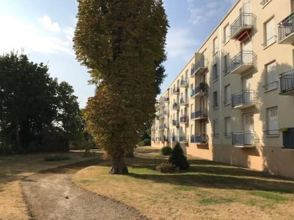 Giardino - 2-Bedroom Paris View Apartment in Yvelines