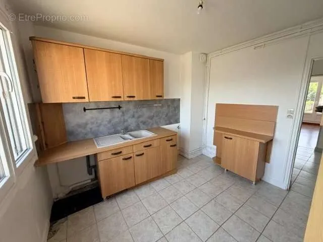 Köök - Apartment with Garage and Large Cellar in Gravigny