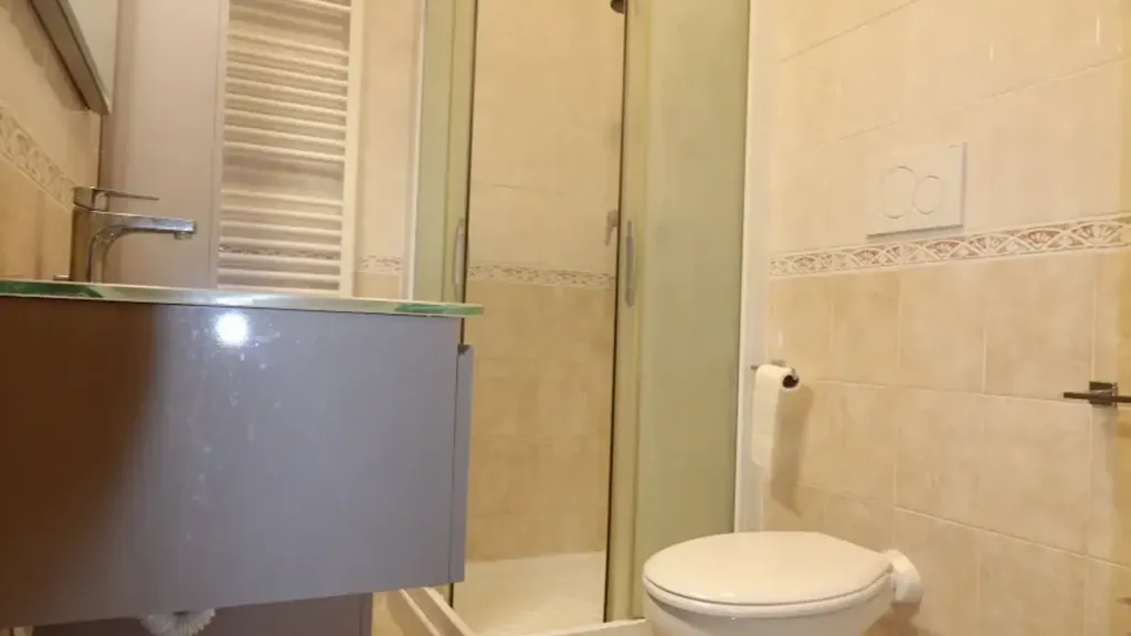 Salles de bain - Modern Apartment with Garden in Montevarchi
