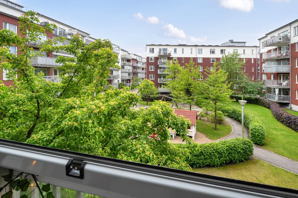 Balcone - Efficient Two-Bedroom Flat with South-Facing Balcony in Gothenburg