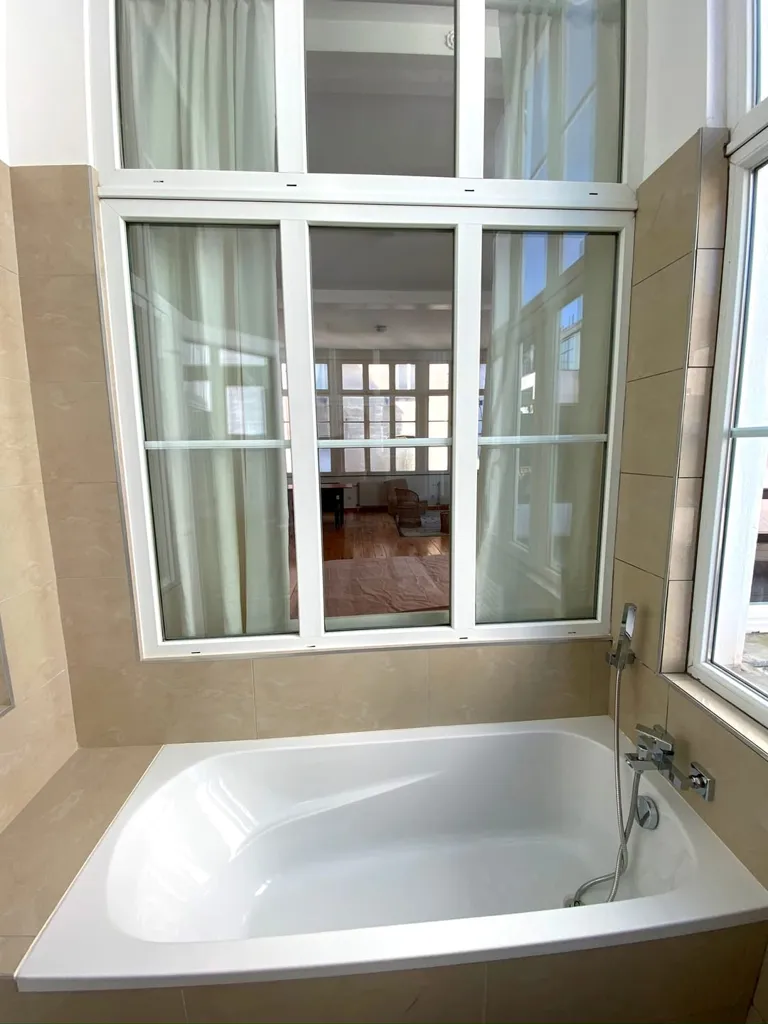Vannitoad - 1BR Loft with Large Windows in Saint-Gilles