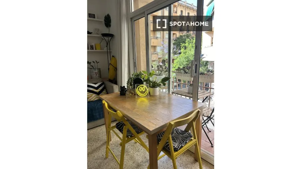 Salle à manger - Shared Flat with Balcony in El Poble Sec, Barcelona