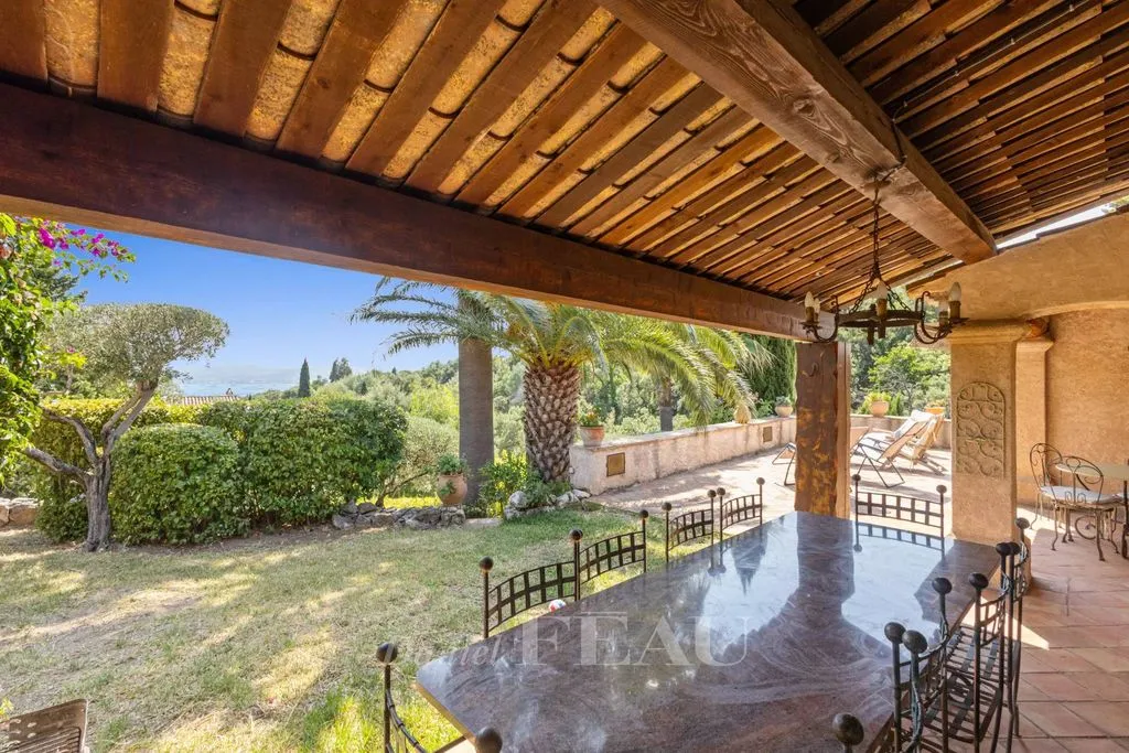 Terrasse - Villa Luxueuse avec Piscine à Grimaud