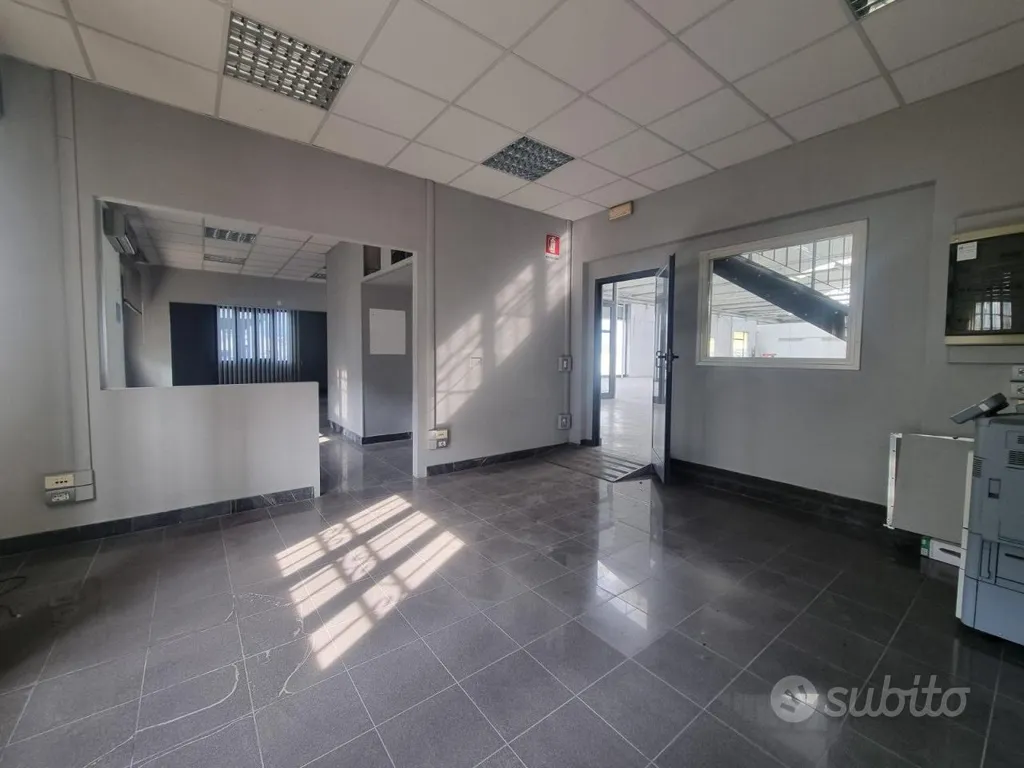 Bureau - Industrial Warehouse with Parking in Pistoia