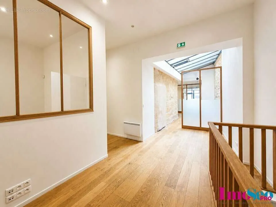 Ingresso - Commercial Property near Bordeaux's Triangle d'Or