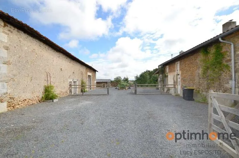 Extérieur - Ferme Rénovée avec Grand Jardin à Cherves-Châtelars