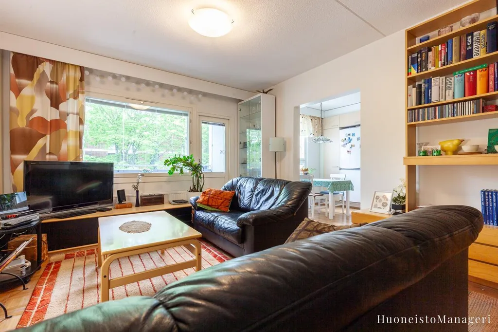 Living Room - Spacious 3-Bedroom Flat with Balcony in Olari, Espoo