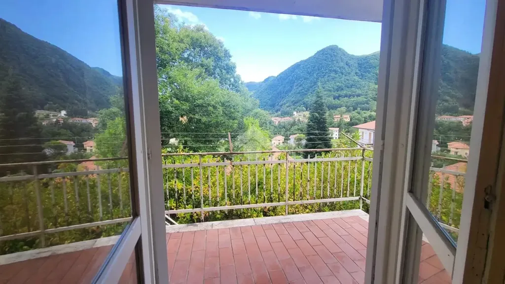 Balcony - Villa with Private Garden in Pietrastornina