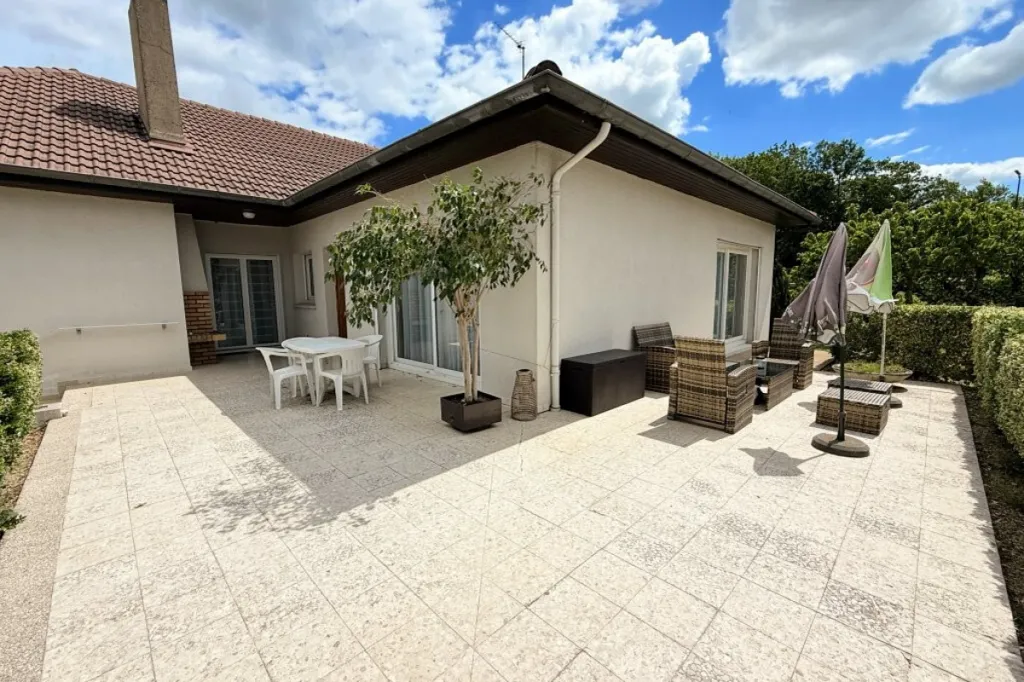 Terrass - Charming Villa with Castle View in Pierre-de-Bresse
