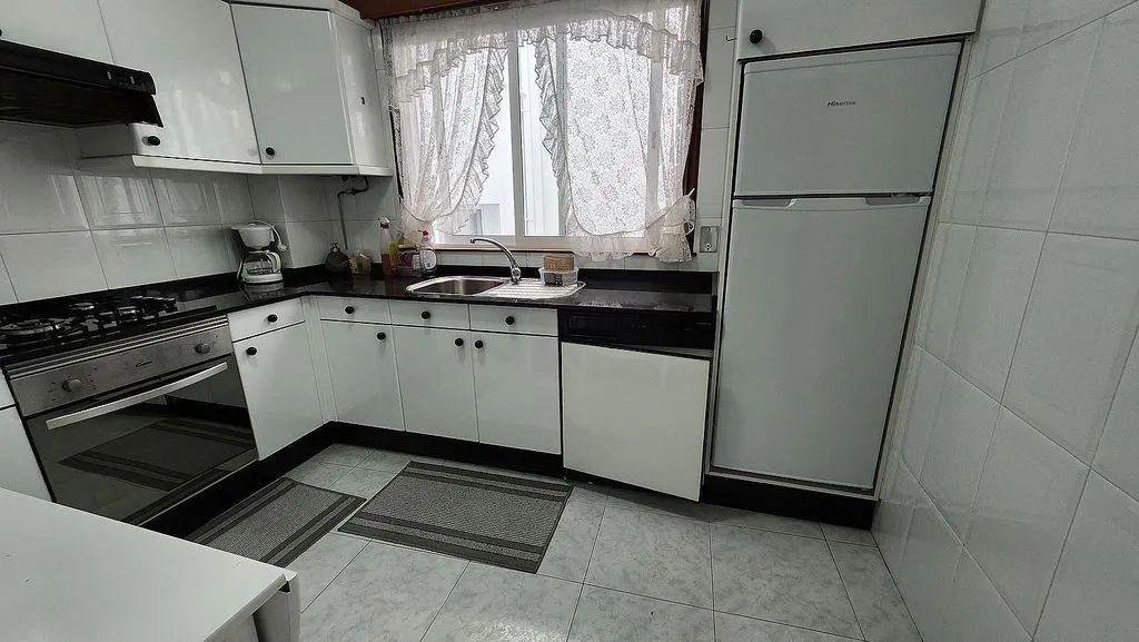 Kitchen - 2-Bedroom Flat with Balcony in Miño
