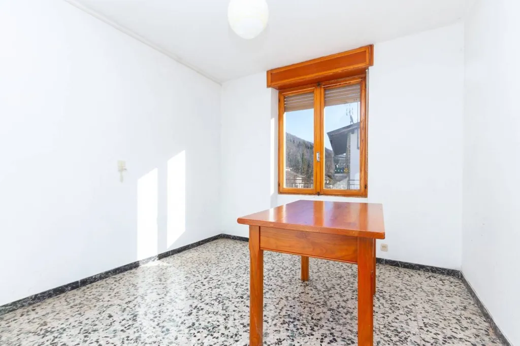 Bureau - Detached House with Three Garages in Frassino