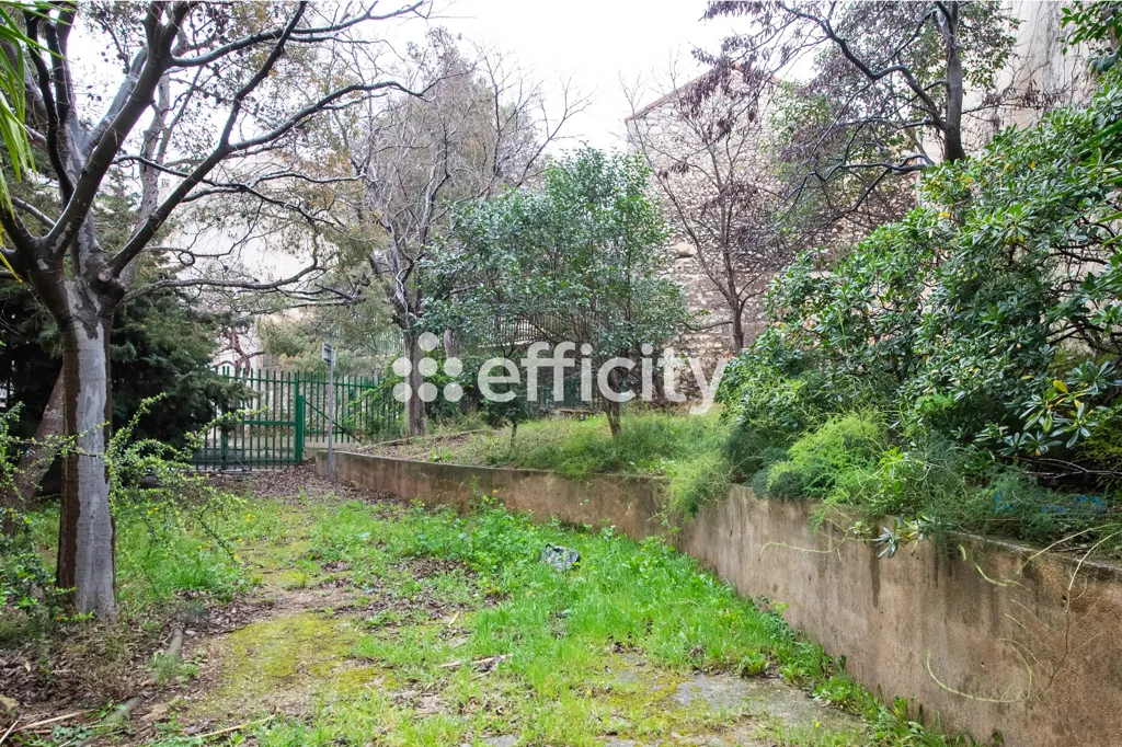 Garden - Spacious 3-Bedroom Apartment in Marseille