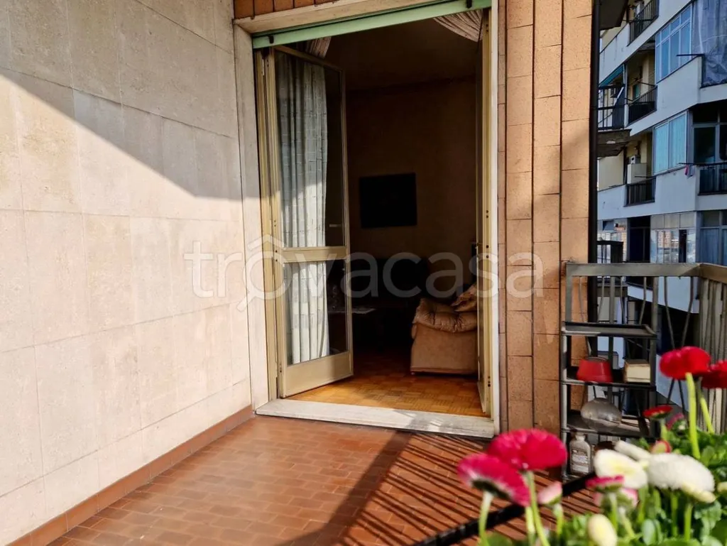 Balcon - Apartment with Three Exposures in Turin