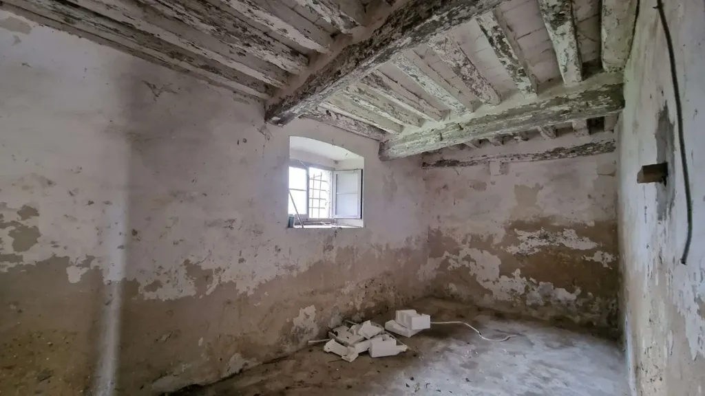 Pièces - Rustic Property to Renovate in Monticello, Todi