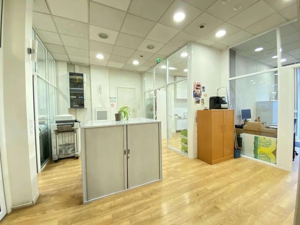 Bureau - Surface Commerciale Traversante avec Parking à Bruxelles