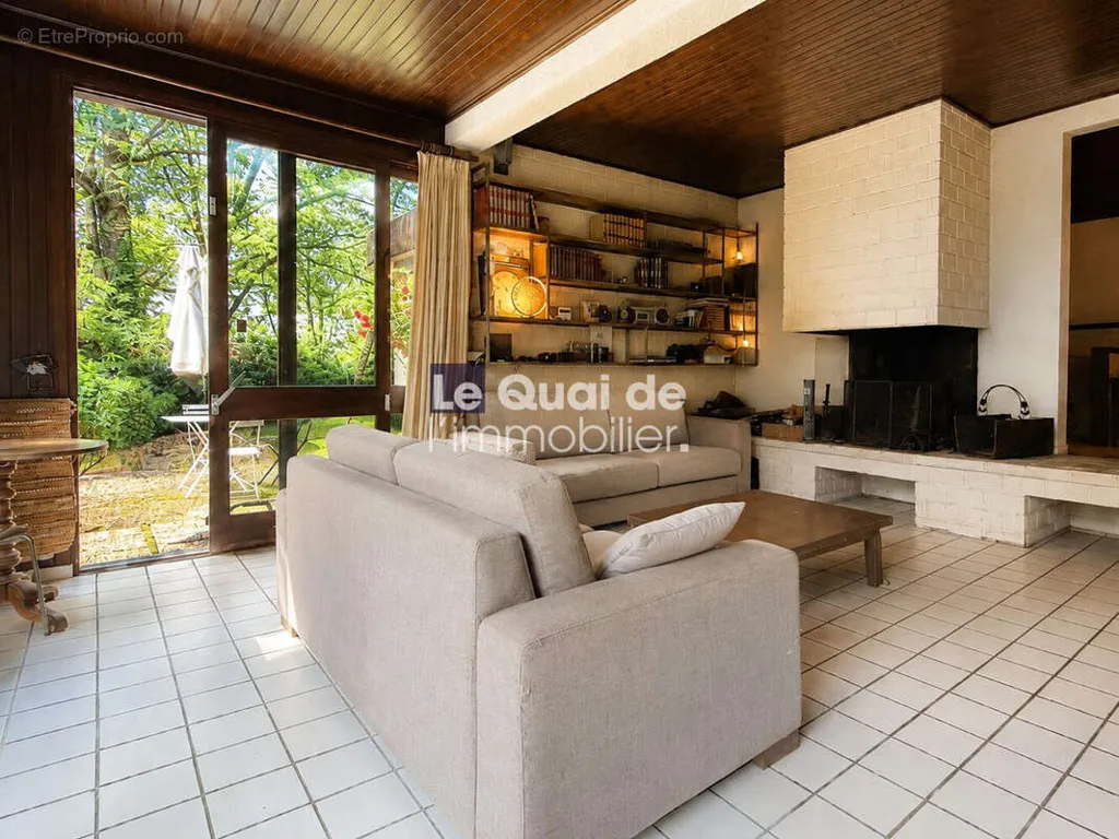 Elutuba - Architectural House with Garden in Albertville