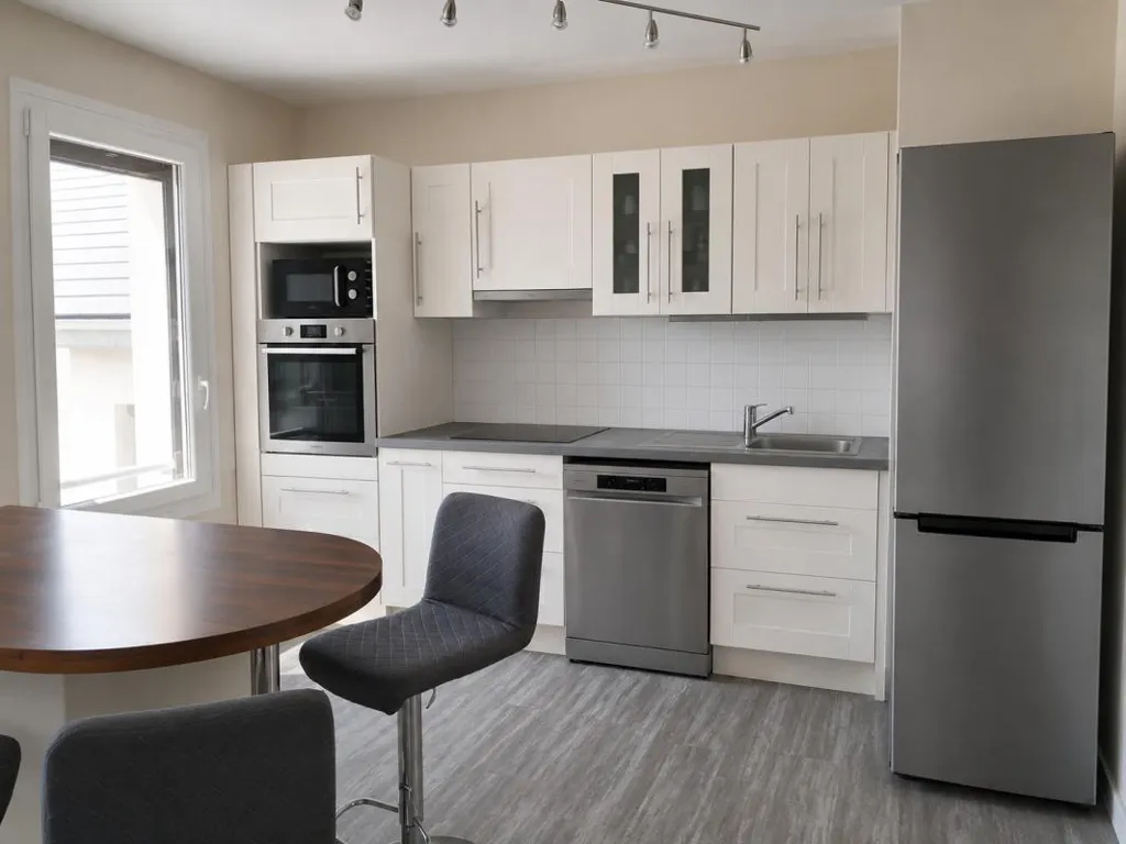 Köök - Well-Maintained 3-Bed Flat with Balconies in Central Location
