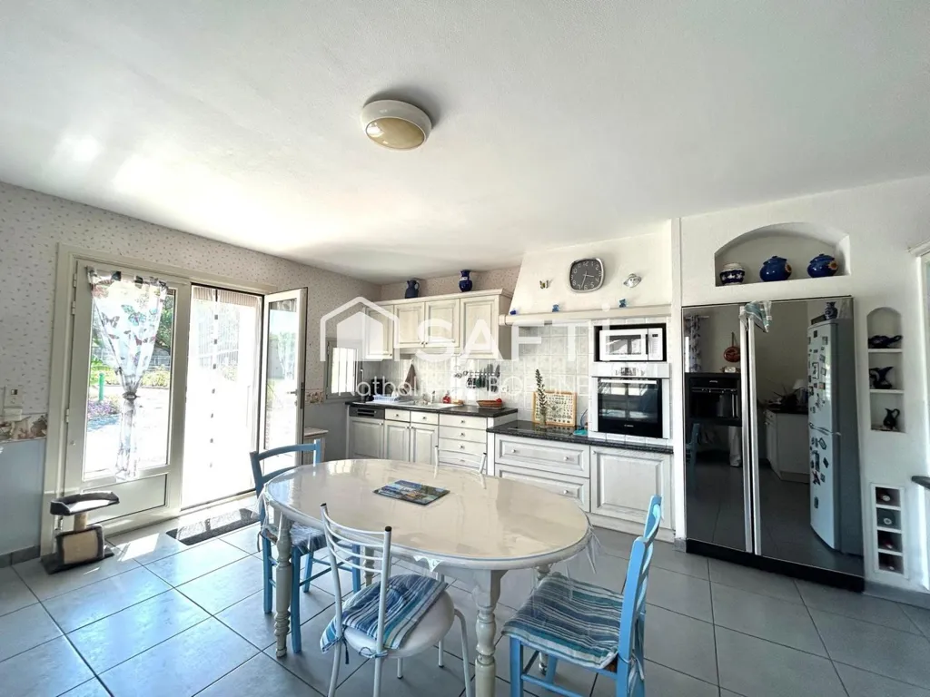 Cuisine - Ensemble Immobilier avec Terrain Agricole près du Centre