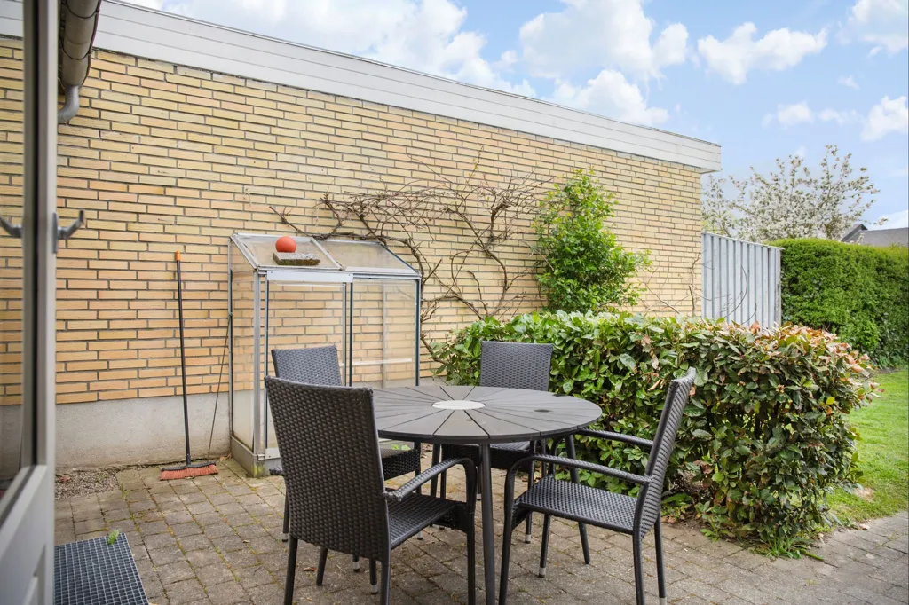 Terrasse - 1967 Terraced House with Garden in Odense NV
