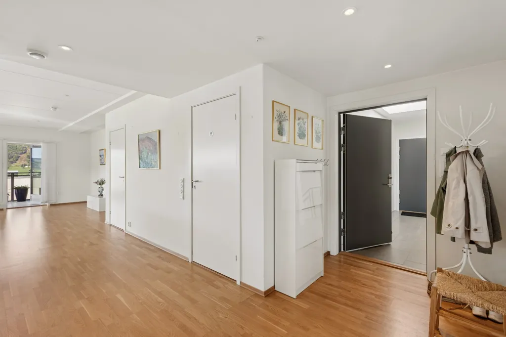 Esik - Modern Apartment with West-Facing Terrace in Lillehammer
